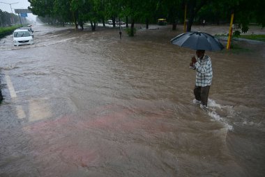 9 Temmuz 2023 'te Chandigarh Hindistan' da sağanak yağmurdan sonra 40. Bölge 'de 9 Temmuz 2023' te Waterlogging 