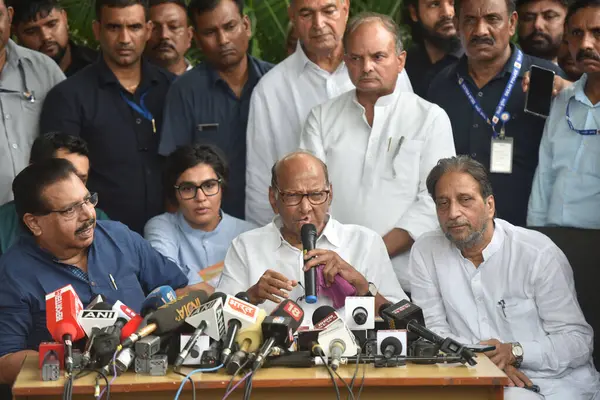 NEW DELHI INDIA 6 Temmuz 2023 NCP başkanı Sharad Pawar ve Parti Genel Sekreterleri ve liderleri, 6 Temmuz 2023 tarihinde Sonu Mehta Hindustan Times tarafından Yeni Delhi 'deki evinde toplandıktan sonra basın mensuplarına seslendi.