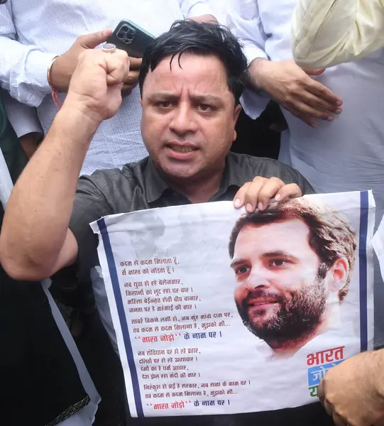 YENİ DELHI INDIA 7 Temmuz 2023 Kongre çalışanları parti genel başkanı Rahul Gandand 'ın, Gujarat Yüksek Mahkemesi' nin Gandhi 'nin M' si nedeniyle ceza indirimi davasında mahkumiyet talebini reddetmesi üzerine AICC genel merkezinin önünde destek sloganları attılar.