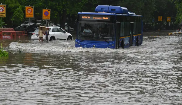 NEW DELHI INDIA 8 HAZİRAN 2023 Trafik, 8 Temmuz 2023 tarihinde Hindistan Yüksek Mahkemesi 'nde yağan şiddetli yağmurlar sonrasında, Cuma ve Cumartesi gecesi Yeni Delhi' de şiddetli yağmur yağdı.