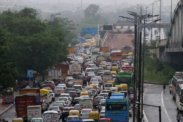 NEW DELHI INDIA 8 Temmuz 2023 'ten sonra Sarai Kale Khan' da 8 Temmuz 2023 'te şiddetli yağmur trafiği sıkışıklığından sonra Yeni Delhi' de Delhi NCR Cuma ve Cumartesi gecesi şiddetli yağmura boğuldu.