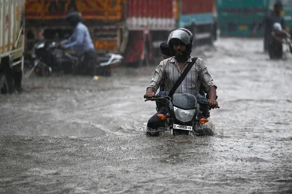 NEW DELHI INDIA 8 Temmuz 2023 Rohtak Yolu 'nda 8 Temmuz 2023' te şiddetli yağış sonrası sularda hareket ederken görüldü. Yeni Delhi 'de Delhi NCR, Cuma ve Cumartesi gecesi şiddetli yağmurla sırılsıklam olmuştu. 
