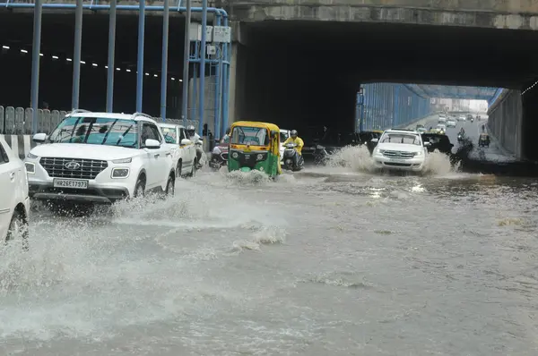 GURUGRAM INDIA 9 Temmuz 2023 Gurugram Sohna yolundaki Subhash Chowk altgeçidinde 9 Temmuz 2023 'te Hindistan' ın Gurugram Sohna yolunda yürüyen araçlar Cuma ve Pazar akşamları şiddetli yağmur altında kalmışlardı.