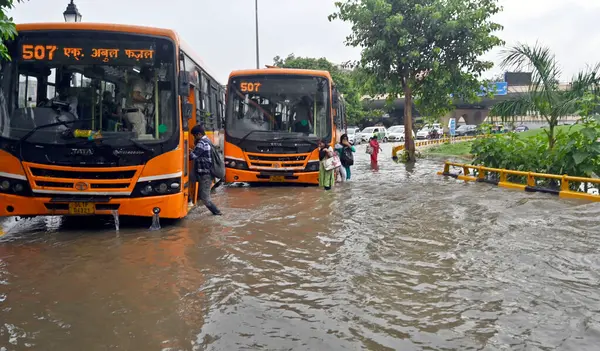 NEW DELHI INDIA 9 Temmuz 2023 muson yağmurlarından sonra AİIMS 'te su dolu bir yolda yürür Yeni Delhi' de 9 Temmuz 2023 'te Delhi NCR, Cuma ve Pazar gecelerinin ortasında şiddetli yağmurla ıslandı.