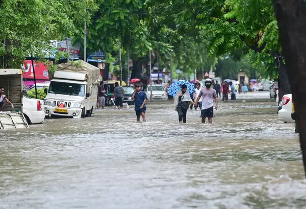 9 Temmuz 2023 'te Chandigarh Hindistan' da yağan sağanak yağmurdan sonra Mohali 'de 11. Aşama' da 9 Temmuz 2023 'te Waterlogging