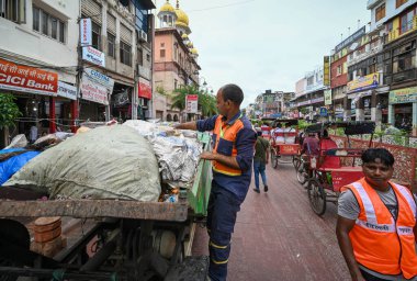 NEW DELHI INDIA - 12 Eylül: MCD çalışanları Chandni Chowk sokaklarını temizlerken görüldü 