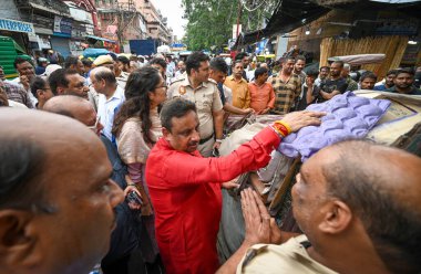 NEW DELHI INDIA - 12 Eylül: Praveen Khandelwal Parlamento Üyesi BJP 12 Eylül 2024 tarihinde Yeni Delhi, Hindistan 'da Chandni Chowk caddelerini denetliyor 