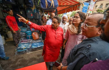 NEW DELHI INDIA - 12 Eylül: Praveen Khandelwal Parlamento Üyesi BJP 12 Eylül 2024 tarihinde Yeni Delhi, Hindistan 'da Chandni Chowk caddelerini denetliyor 