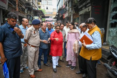 NEW DELHI INDIA - 12 Eylül: Praveen Khandelwal Parlamento Üyesi BJP 12 Eylül 2024 tarihinde Yeni Delhi, Hindistan 'da Chandni Chowk caddelerini denetliyor 