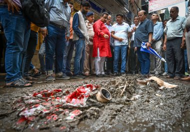NEW DELHI INDIA - 12 Eylül: Praveen Khandelwal Parlamento Üyesi BJP 12 Eylül 2024 tarihinde Yeni Delhi, Hindistan 'da Chandni Chowk caddelerini denetliyor 