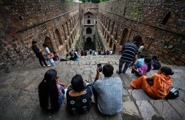 NEW DELHI INDIA - 11 Eylül 2024 'te Hindistan' ın Yeni Delhi kentinde, Connaught Place yakınlarındaki Hailey Yolu 'ndaki tarihi eser Ugrasen ki Baoli' de ziyaretçiler eğleniyor 