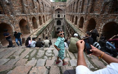 NEW DELHI INDIA - 11 Eylül 2024 'te Hindistan' ın Yeni Delhi kentinde, Connaught Place yakınlarındaki Hailey Yolu 'ndaki tarihi eser Ugrasen ki Baoli' de ziyaretçiler eğleniyor 