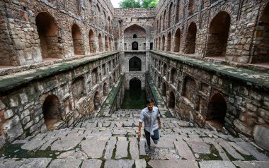 NEW DELHI INDIA - 11 Eylül 2024 'te Hindistan' ın Yeni Delhi kentinde, Connaught Place yakınlarındaki Hailey Yolu 'ndaki tarihi eser Ugrasen ki Baoli' de ziyaretçiler eğleniyor 