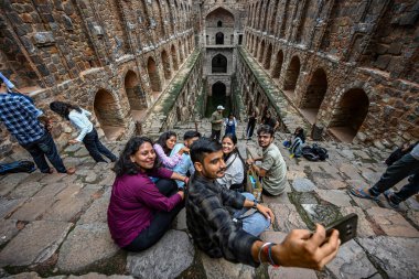 NEW DELHI INDIA - 11 Eylül 2024 'te Hindistan' ın Yeni Delhi kentinde, Connaught Place yakınlarındaki Hailey Yolu 'ndaki tarihi eser Ugrasen ki Baoli' de ziyaretçiler eğleniyor 