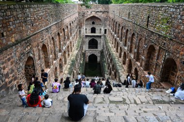 NEW DELHI INDIA - 11 Eylül 2024 'te Hindistan' ın Yeni Delhi kentinde, Connaught Place yakınlarındaki Hailey Yolu 'ndaki tarihi eser Ugrasen ki Baoli' de ziyaretçiler eğleniyor 