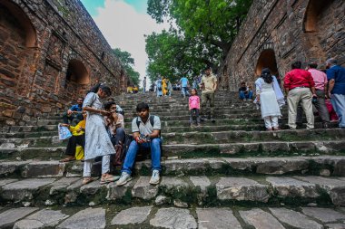 NEW DELHI INDIA - 11 Eylül 2024 'te Hindistan' ın Yeni Delhi kentinde, Connaught Place yakınlarındaki Hailey Yolu 'ndaki tarihi eser Ugrasen ki Baoli' de ziyaretçiler eğleniyor 