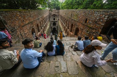 NEW DELHI INDIA - 11 Eylül 2024 'te Hindistan' ın Yeni Delhi kentinde, Connaught Place yakınlarındaki Hailey Yolu 'ndaki tarihi eser Ugrasen ki Baoli' de ziyaretçiler eğleniyor 
