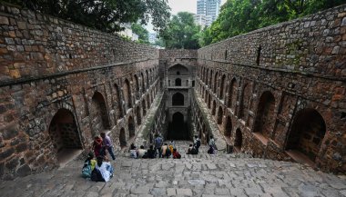 NEW DELHI INDIA - 11 Eylül 2024 'te Hindistan' ın Yeni Delhi kentinde, Connaught Place yakınlarındaki Hailey Yolu 'ndaki tarihi eser Ugrasen ki Baoli' de ziyaretçiler eğleniyor 