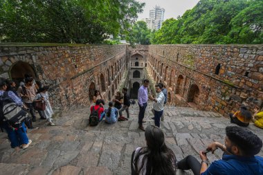 NEW DELHI INDIA - 11 Eylül 2024 'te Hindistan' ın Yeni Delhi kentinde, Connaught Place yakınlarındaki Hailey Yolu 'ndaki tarihi eser Ugrasen ki Baoli' de ziyaretçiler eğleniyor 