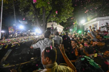 NEW DELHI, INDIA - SEPTEMBER 13 2024: AAP liderleri, MLA 'lar ve parti çalışanları, CBI' ın sözde tüketim politikası çerçevesinde CBI tarafından kaydedilen yolsuzluk davasında Yüksek Mahkeme tarafından Delhi CM Arvind Kejriwal 'a verilen kefaleti kutladılar