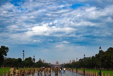 NEW DELHI, INDIA - 11 Eylül: Yeni Delhi, Hindistan 'da 11 Eylül 2024 tarihinde, Kartavya Yolu' nda gökyüzünde kara bulutlar süzüldü. Hindistan Meteoroloji Bölümü (IMD) 