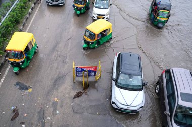 GURUGRAM, INDIA - 13 Eylül 2024: Gurugram, Hindistan 'daki ABW kulesi yakınlarındaki MG yolundaki Iffco Chowk' ta sağanak yağmur sulama nedeniyle. Hindistan Meteoroloji Departmanı (IMD), 