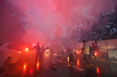 Yüksek Mahkeme 'nin 13 Eylül 2024' te Hindistan 'ın Yeni Delhi kentinde Genel Sekreter Arvind Kejriwal' a kefalet vermesi sonrasında AAP çalışanları Tihar Cezaevi 'nin önünde kutlama yaptılar. Delhi Başbakanı Arvind Kejriwal Cuma günü 