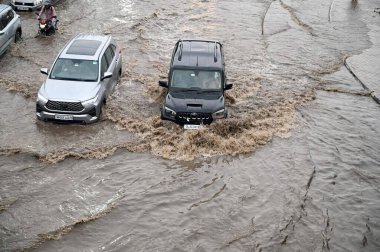 GURUGRAM, INDIA - 13 Eylül 2024: Gurugram, Hindistan 'daki ABW kulesi yakınlarındaki MG yolundaki Iffco Chowk' ta sağanak yağmur sulama nedeniyle. Hindistan Meteoroloji Departmanı (IMD), 