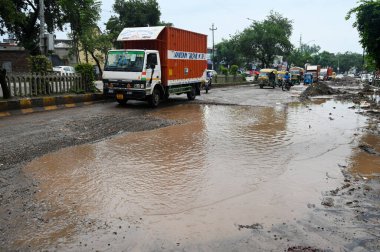 Kulesara Yolu 'nda birkaç gün süren yağmur nedeniyle her an büyük bir kaza olabilir. 13 Eylül 2024' te Hindistan 'ın başkenti Büyük Noida' da.