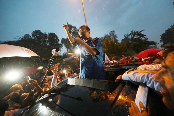 Главный министр Дели Арвинд Кеджривал обращается к своим сторонникам после освобождения из тюрьмы Тихар после того, как Верховный суд назначил ему залог 13 сентября 2024 года в Нью-Дели, Индия