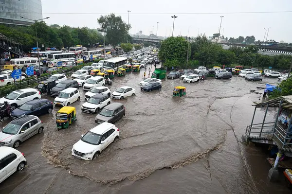 GURUGRAM, INDIA - 13 Eylül 2024: Gurugram, Hindistan 'daki ABW kulesi yakınlarındaki MG yolundaki Iffco Chowk' ta sağanak yağmur sulama nedeniyle. Hindistan Meteoroloji Departmanı (IMD), 