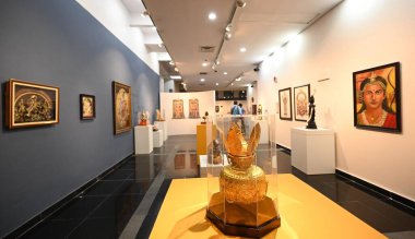 YENİ DELHI INDIA SEPTEMBER 16 YIL 2024 Başbakan Narendra Modi tarafından alınan Anılar, Hindistan Kültür Bakanlığı 'nın Eylül ayında Ulusal Modern Sanat Galerisi' nde Başbakanın hediye koleksiyonunun E açık artırmasına ev sahipliği yaparken sergilendi