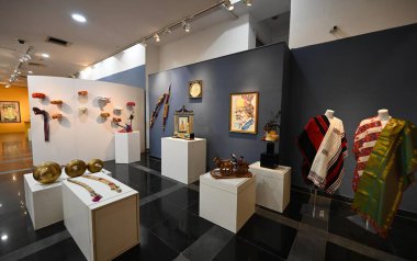 YENİ DELHI INDIA SEPTEMBER 16 YIL 2024 Başbakan Narendra Modi tarafından alınan Anılar, Hindistan Kültür Bakanlığı 'nın Eylül ayında Ulusal Modern Sanat Galerisi' nde Başbakanın hediye koleksiyonunun E açık artırmasına ev sahipliği yaparken sergilendi