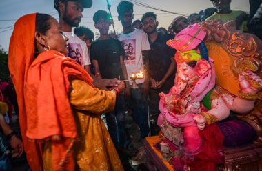 NEW DELHI INDIA SEPTEMBER 16 Eylül 2024 Devotee 'ler, Ganesh Chaturthi Festivali' nden bir gün önce Delhi hükümeti tarafından Yeni Delhi Hindistan 'da Raj K Raj Hindusta tarafından oluşturulan gölete tanrı Ganesh' in bir putunu batırdılar.