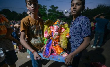 NEW DELHI INDIA SEPTEMBER 16 Eylül 2024 Devotee 'ler, Ganesh Chaturthi Festivali' nden bir gün önce Delhi hükümeti tarafından Yeni Delhi Hindistan 'da Raj K Raj Hindusta tarafından oluşturulan gölete tanrı Ganesh' in bir putunu batırdılar.