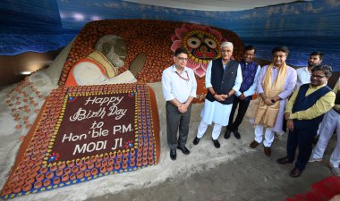 Hindistan 'ın Kuzey Doğu Bölgesi Turizm Kültür ve Kalkınma Bakanı Gajendra Singh Shekhawat ve diğerlerinin Ulusal' da Başbakan Narendra Modi 'ye sunulan hatıra sergisi açılışında YENİ DELHI INDIA 16 SEPTEMBER