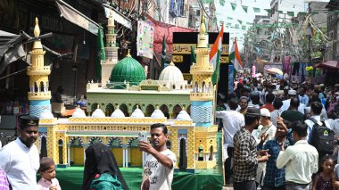 Yeni Delhi Hindistan 16 Eylül 2024: Müslümanlar Hz. Muhammed 'in 16 Eylül 2024 tarihinde Hindistan' ın Yeni Delhi kentinde Bara hindo Rao bölgesi Sadar Çarşısında doğum yıldönümü kutlamalarına katılırlar. 