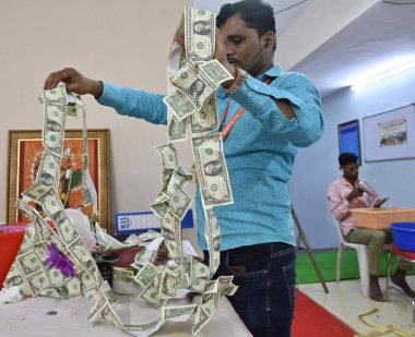 MUMBAI INDIA SEPTEMBER 16 Eylül 2024 Lalbaugcha raja gönüllüsü Lalbaug Raja tarafından 16 Eylül 2024 tarihinde Mumbai Hindistan 'da düzenlenen festival sırasında Lalbaug Raja' ya sunulan çelengi gösteriyor. Fotoğraf: Anshuman Poyrekar Hindustan Times