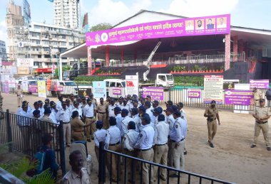 MUMBAI INDIA SEPTEMBER 16 Eylül 2024 Girgaon Chowpatty 'de konuşlandırılan ağır polis güvenlik önlemleri sırasında insanlar Ganpati' nin batırılmasına tanıklık etmek için 16 Eylül 2024 'te Hindistan' da toplandı.