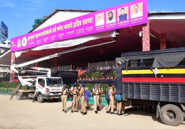 MUMBAI INDIA SEPTEMBER 16 Eylül 2024 Girgaon Chowpatty 'de konuşlandırılan ağır polis güvenlik önlemleri sırasında insanlar Ganpati' nin batırılmasına tanıklık etmek için 16 Eylül 2024 'te Hindistan' da toplandı.