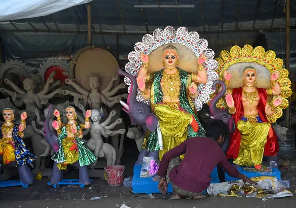 stock image NOIDA INDIA SEPTEMBER 16 2024 An artist adding the finishing touches to the idol of the Hindu god Vishwakarma for the eve of Vishwakarma Puja on September16 ,2024 in Noida, India