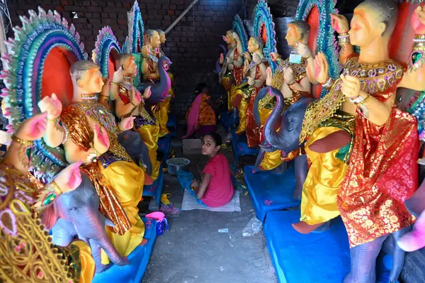 Stock image NOIDA INDIA SEPTEMBER 16 2024 An artist adding the finishing touches to the idol of the Hindu god Vishwakarma for the eve of Vishwakarma Puja on September16 ,2024 in Noida, India