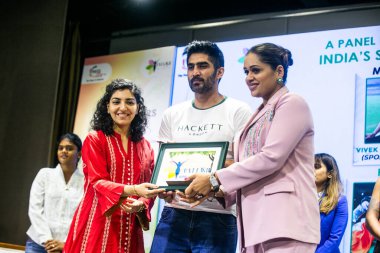 NEW DELHI INDIA 11 SEPTEMBER 11 2024 Boxer Vijender Singh C ve YFLO Delhi Bölüm 2024 R YFLO Delhi 'nin YFLO Delhi' deki IILM Oditoryumu 'nda M3M Vakfı işbirliğiyle düzenlenen 7 Sporting Yıldızının katıldığı büyük toplantıda