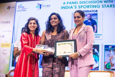 YENİ DELHI INDIA 11 SEPTEMBER 11 2024 Aditi Chauhan Women 's Football C ve Payal Kanodia Başkanı YFLO Delhi bölüm 2024 25 R YFLO Delhi' nin sunduğu 7 Sporting Stars 'ın büyük buluşmasında IILM' deki M3M Vakfı işbirliğiyle