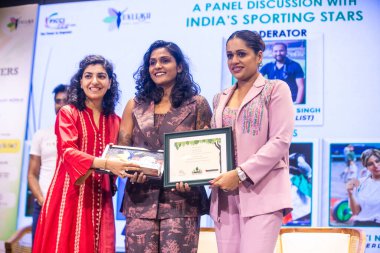 YENİ DELHI INDIA 11 SEPTEMBER 11 2024 Aditi Chauhan Women 's Football C ve Payal Kanodia Başkanı YFLO Delhi bölüm 2024 25 R YFLO Delhi' nin sunduğu 7 Sporting Stars 'ın büyük buluşmasında IILM' deki M3M Vakfı işbirliğiyle