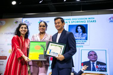 YENİ DELHI INDIA SEPTEMBER 11. 2024 Bhaichung Bhutia Futbol R ve Payal Kanodia C Başkanı YFLO Delhi Bölüm 2024 YFLO Delhi 'nin M3M Vakfı işbirliğiyle gerçekleştirdiği 7 Sporting Yıldızının katıldığı büyük toplantıda