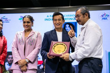 YENİ DELHI INDIA 11 SEPTEMBER 11. 2024 Bhaichung Bhutia Futbol 2R ile Payal Kanodia 2L Genel Başkanı YFLO Delhi Bölüm 2024 YFLO Delhi 'nin M3M Vakfı işbirliğiyle YFLO Delhi' nin ev sahipliğinde gerçekleştirdiği 7 Sporting Yıldızının büyük buluşması sırasında