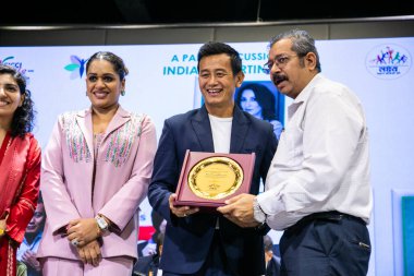 YENİ DELHI INDIA 11 SEPTEMBER 11. 2024 Bhaichung Bhutia Futbol 2R ile Payal Kanodia 2L Genel Başkanı YFLO Delhi Bölüm 2024 YFLO Delhi 'nin M3M Vakfı işbirliğiyle YFLO Delhi' nin ev sahipliğinde gerçekleştirdiği 7 Sporting Yıldızının büyük buluşması sırasında