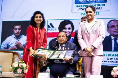 YENİ DELHI INDIA SEPTEMBER 11. 2024 Murlikant Petkar C YFLO Delhi Bölüm 2024 YFLO Delhi Başkanı ile IILM Oditoryum 'daki M3M Vakfı işbirliğiyle YFLO Delhi' nin ev sahipliğinde düzenlenen 7 Sporting Yıldızının katıldığı büyük toplantıda