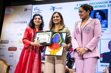 NEW DELHI INDIA 11 EPTEMBER 11 2024 Heena Sidhu C Sep 'teki IILM Oditoryumu' nda YFLO Delhi 'nin sunduğu 7 Sporting Yıldızının katıldığı büyük karşılaşmada Payal Kanodia R Başkanı 2024